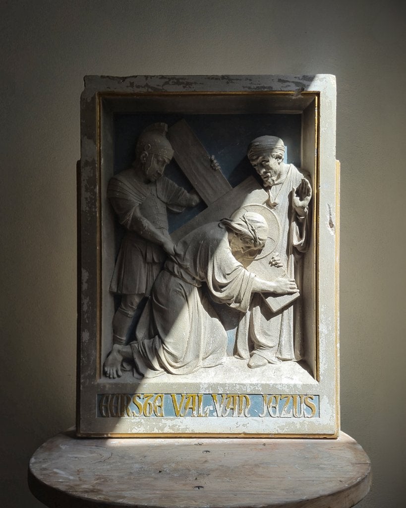 Antiek Beeld Bas-reliëf - Eerste Val van Christus (1900), Ophalen, Handgemaakt, 50 - 100 cm, Steen of Keramiek