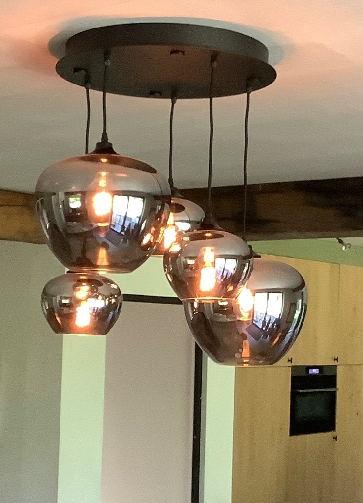 Design hanglamp met 5 glazen, gefumeerde bollen Looiershuis, Huis en Inrichting, Lampen | Hanglampen, Ophalen, Zo goed als nieuw