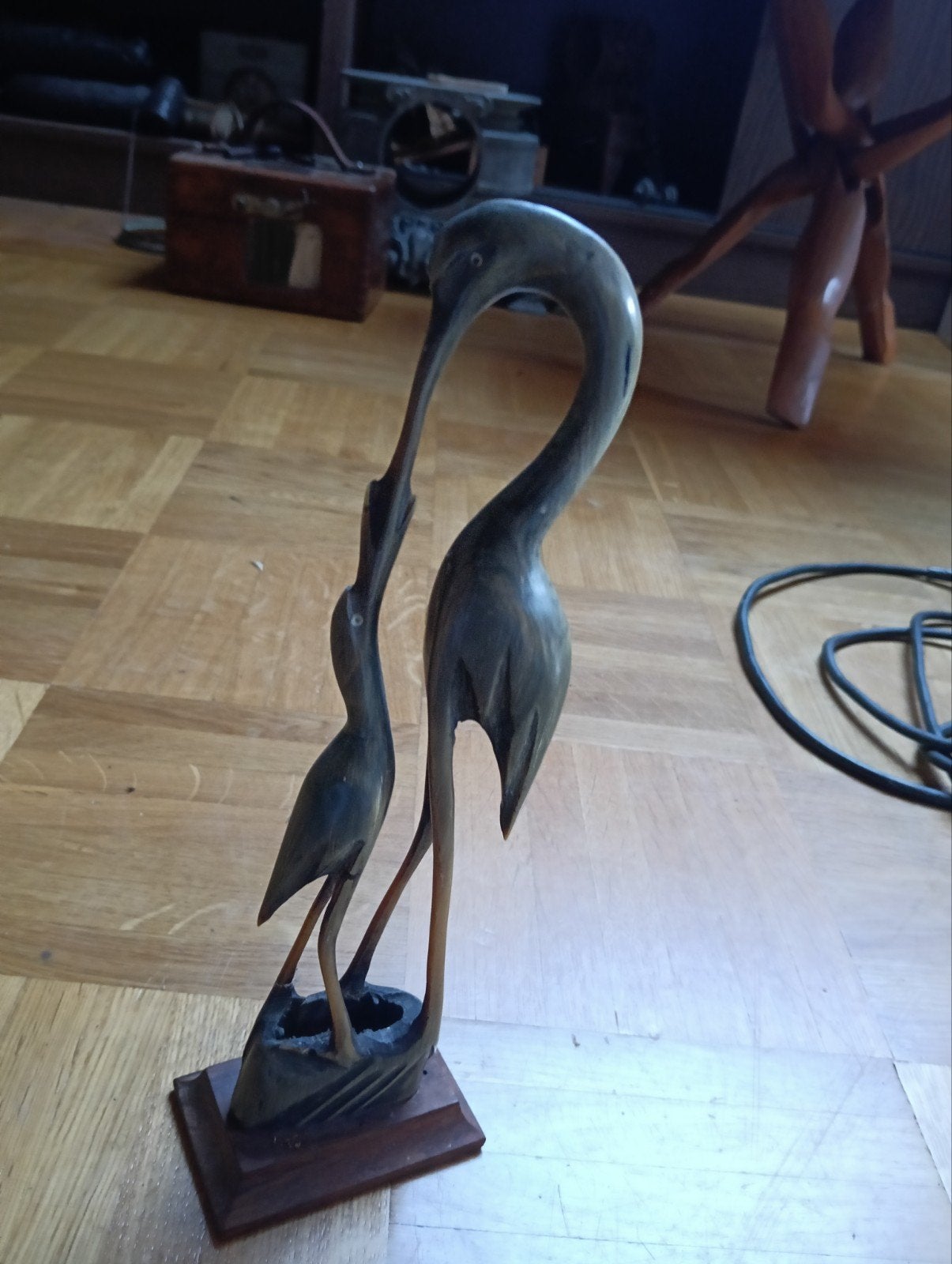 Decoratieve kraanvogel sculptuur van hoorn op houten sokkel, Natuurlijk materiaal, Ophalen of Verzenden, 20 - 50 cm, Beeld