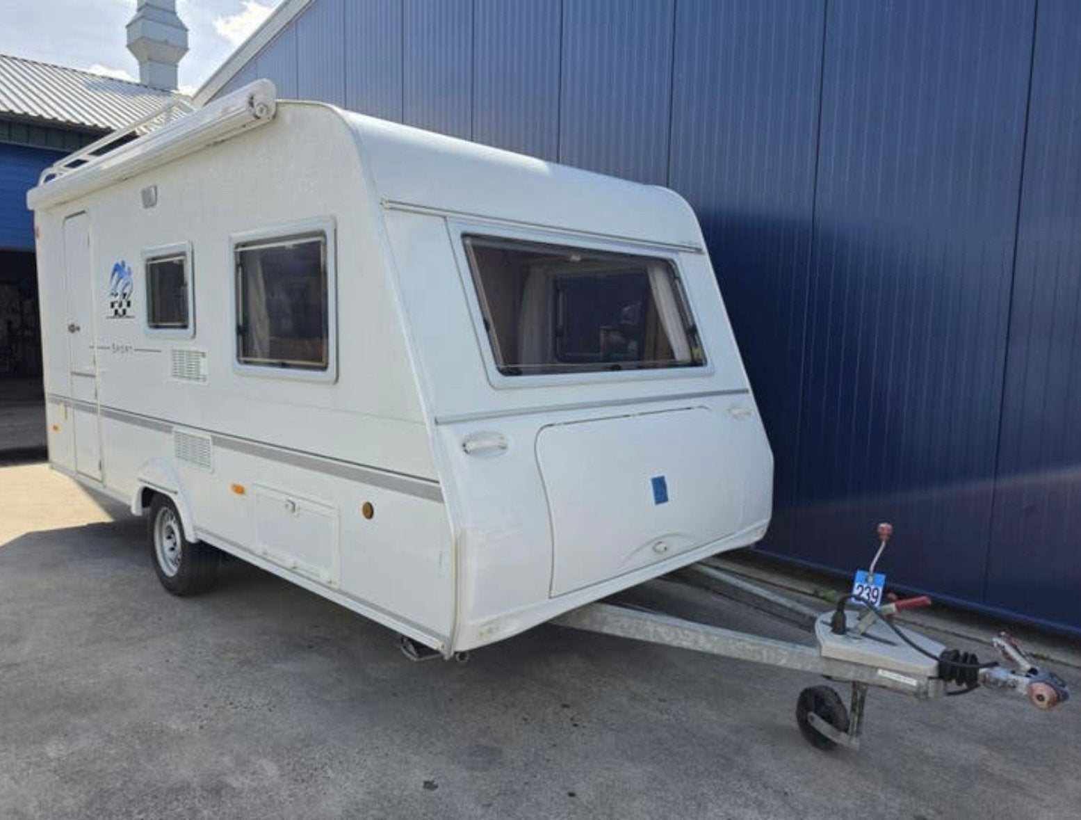 Nette Knaus Sport 420 Zonnepaneel, Omvormer, Luifel, Vast bed, Treinzit, 750 - 1000 kg, Particulier
