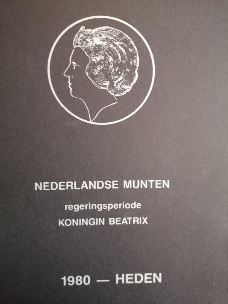 Komplete gulden verzameling koningin Beatrix, Ophalen of Verzenden, Boek of Naslagwerk