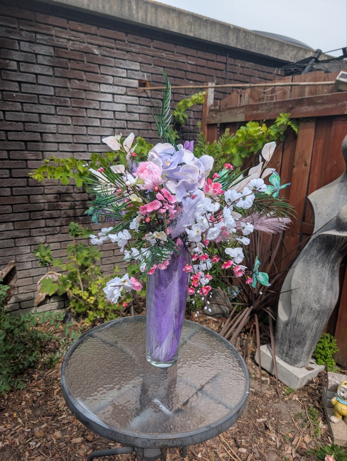 Nieuwe paarse vaas met kunstbloemen, Huis en Inrichting, Woonaccessoires | Vazen, Ophalen of Verzenden, Nieuw, Paars, Glas