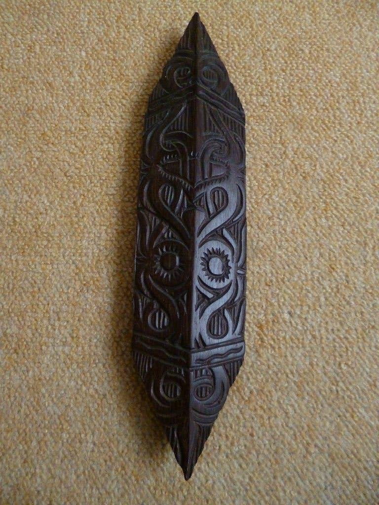 Houten schildje uit Sulawesi, Antiek en Kunst, Houtsnijwerk, Ophalen of Verzenden, Handgemaakt, 20 - 50 cm