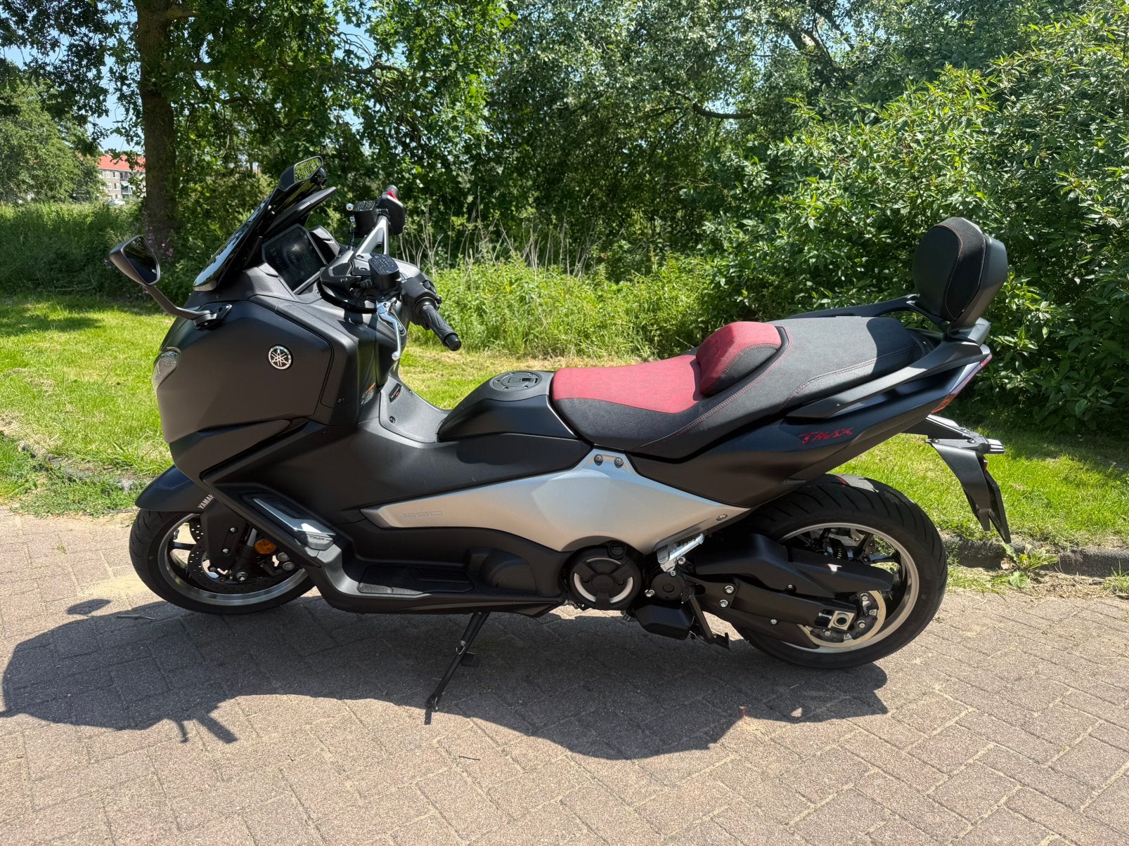 Tmax t-max 2026 560  Anniversary zwart nieuwste model, Nieuw, Particulier, Automaat, 2 cilinders