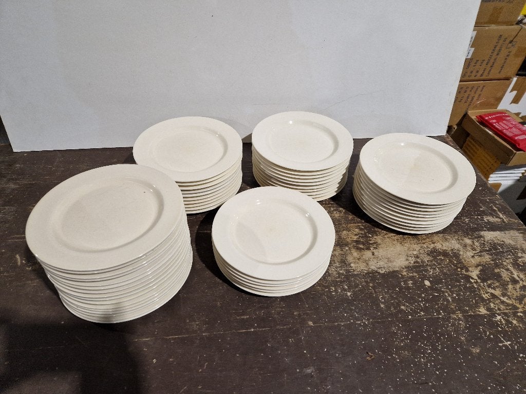 39 stuks borden off white 24cm doorsnee €1,50 pst, Gebruikt, Ophalen of Verzenden, Bord(en), Overige stijlen
