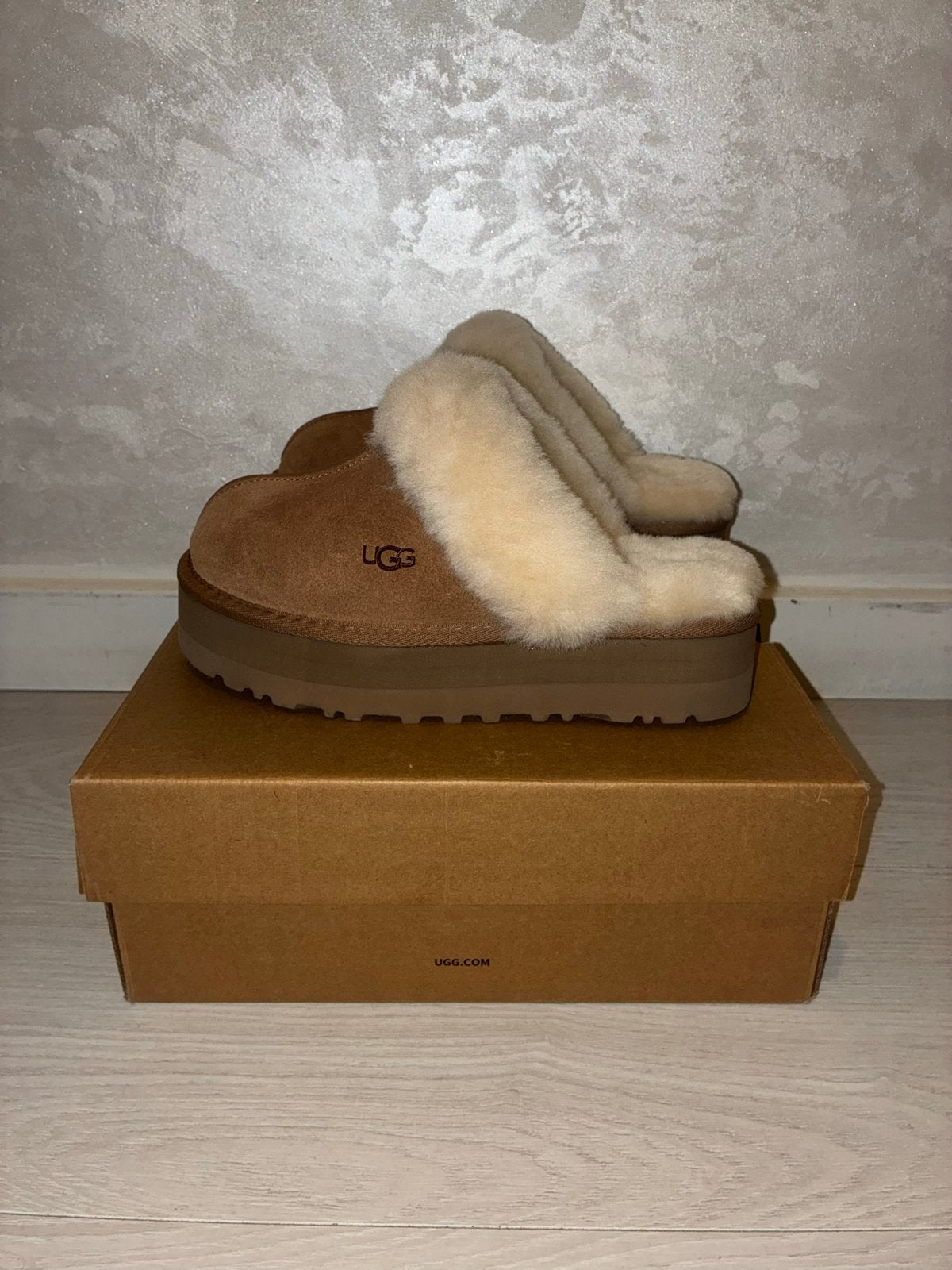 Ugg Tazz Slipper - Zo goed als nieuw, Kleding | Dames, Schoenen, Slippers, Bruin, Nieuw, Ophalen of Verzenden