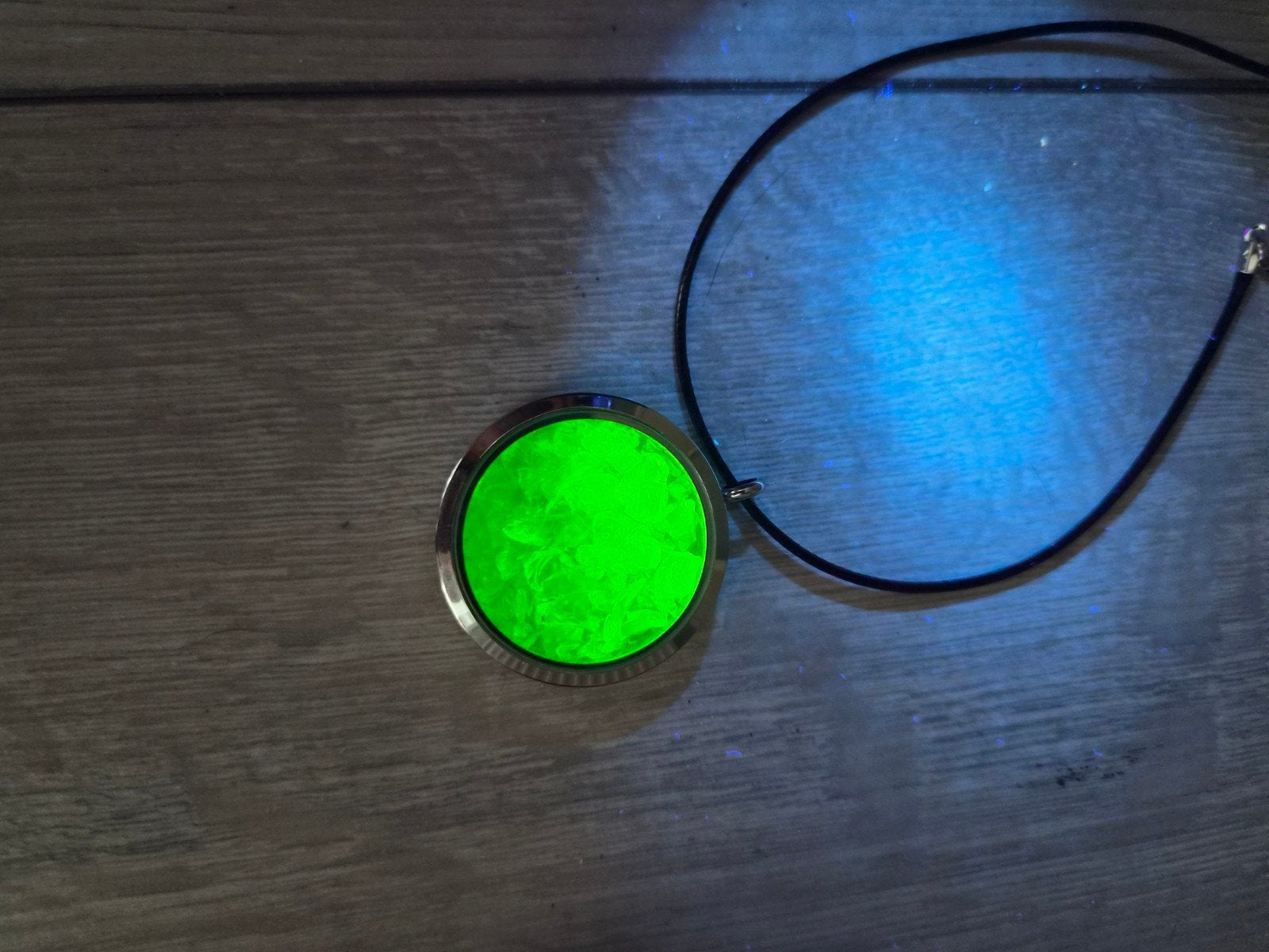 Hanger gevuld met uranium glas frit 39mm, Ophalen of Verzenden, Gebruikt, Glas of Kristal, Overige voorstellingen