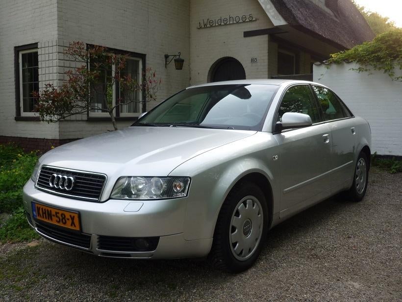 Audi A4 2.4 V6 Automaat 2003 167.767 km Nieuwe apk!, Auto's, Zwart, Mistlampen, A4, 1498 kg