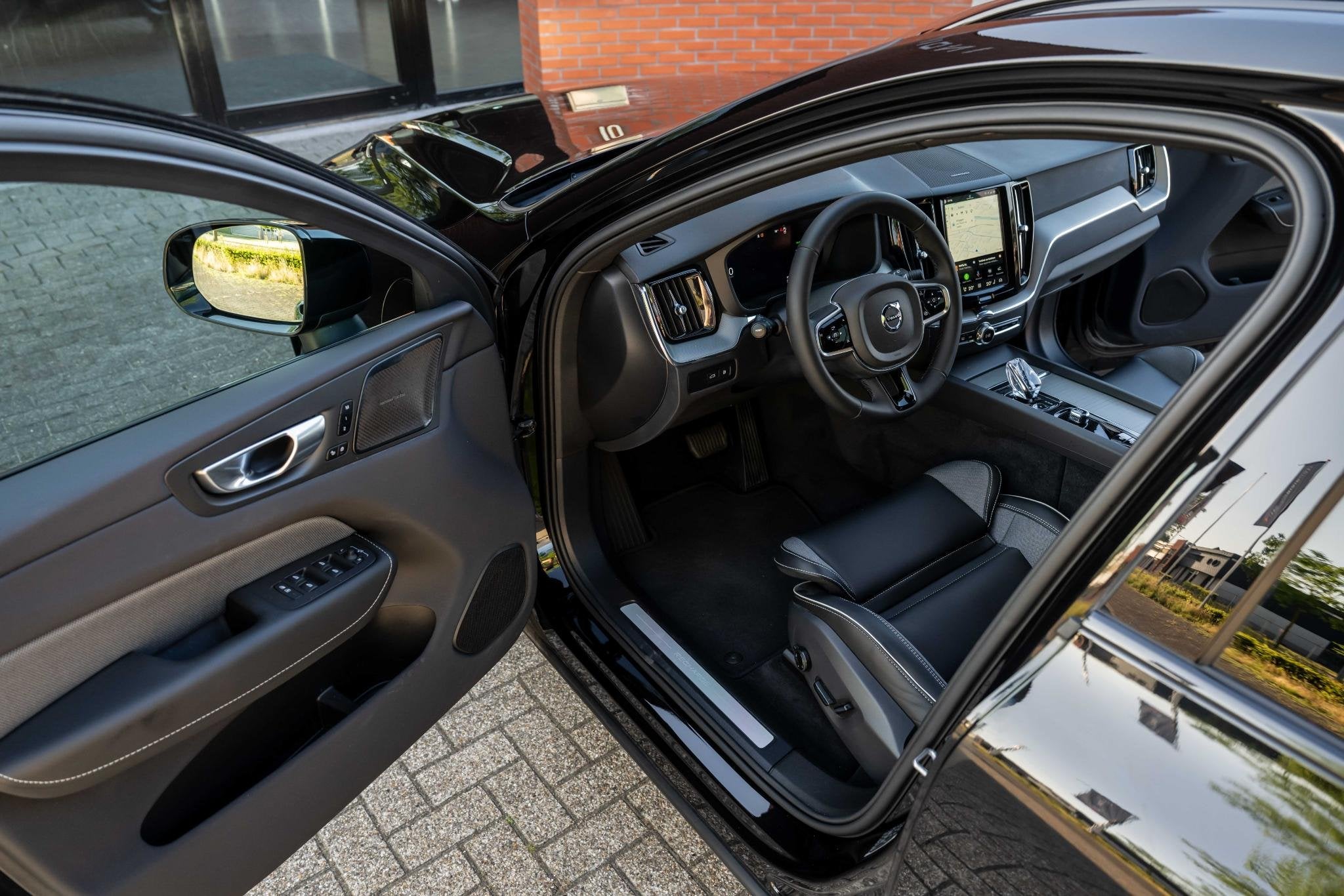 Volvo XC60 2.0 T6 AWD Black Edition Pano 360° Trekhaak H/K, Auto's, Volvo, Automaat, Lichtsensor, Gebruikt, 4 cilinders