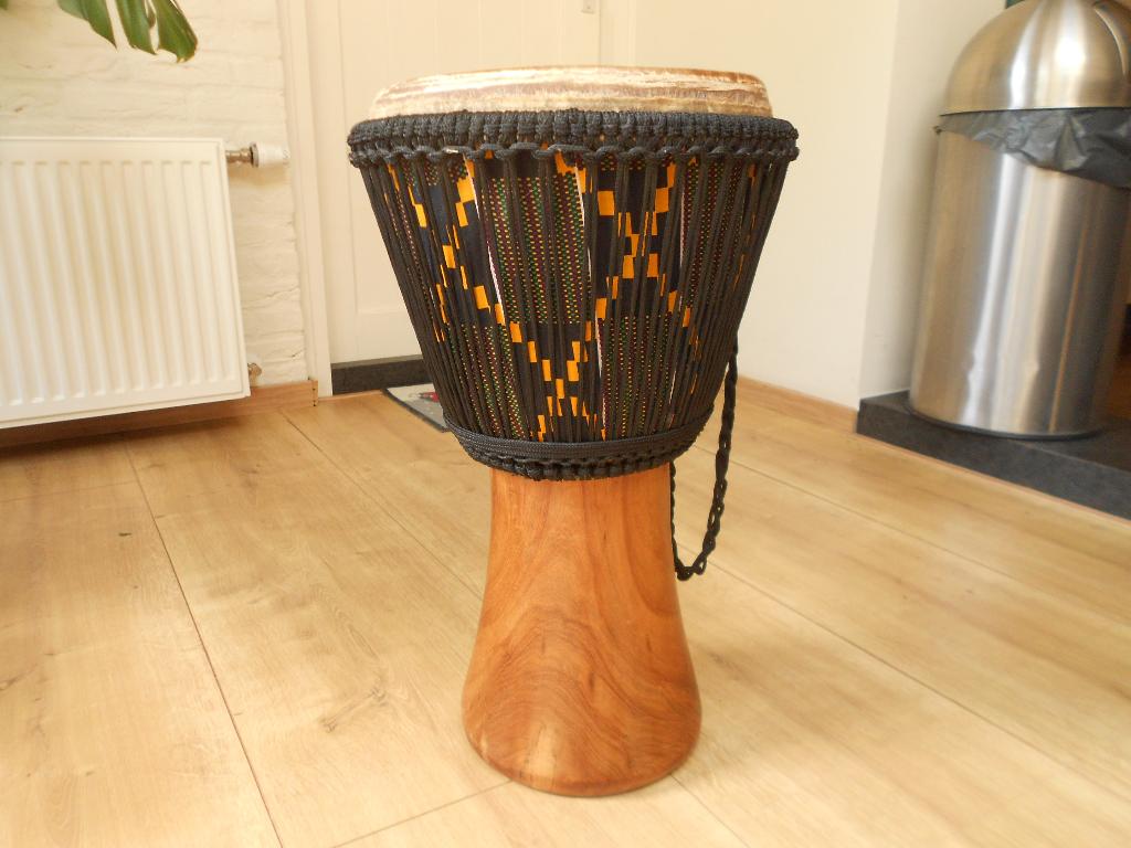 Afrikaanse djembe met draag tas., Muziek en Instrumenten, Percussie, Ophalen, Gebruikt, Trommel