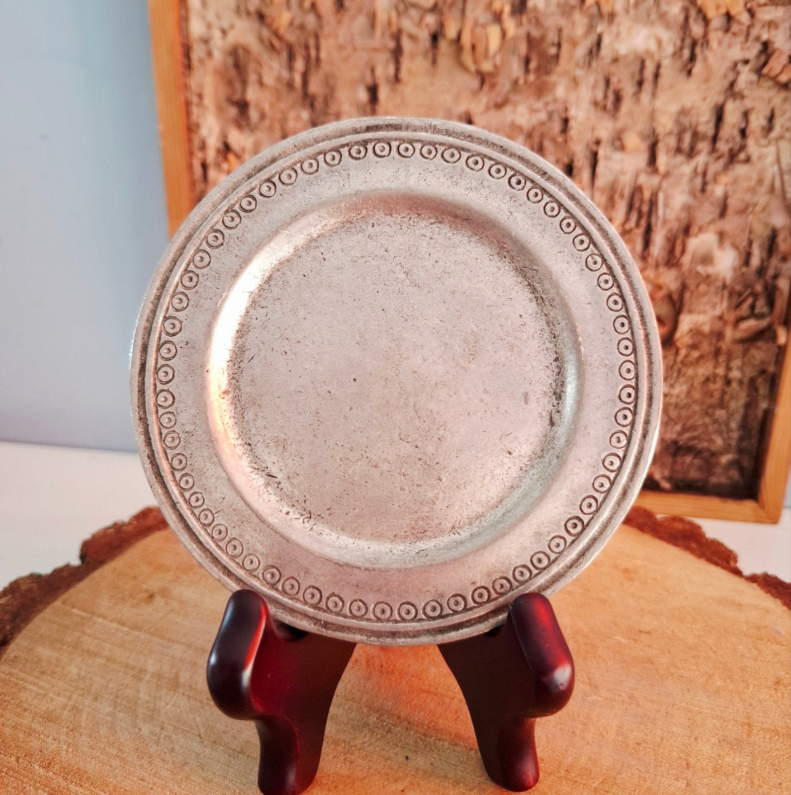 Vintage onderzetter met sierlijke rand van zilvertin, Antiek en Kunst, Ophalen of Verzenden