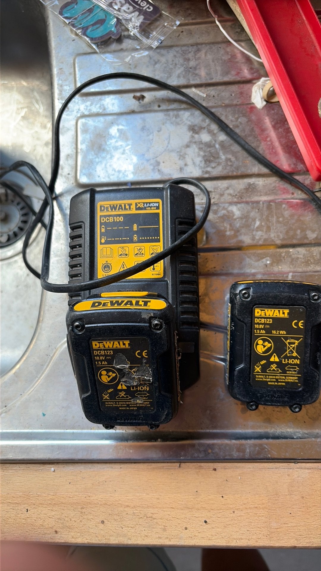 Dewalt DCB 100 oplader en 2 x accu, Ophalen of Verzenden, Gebruikt