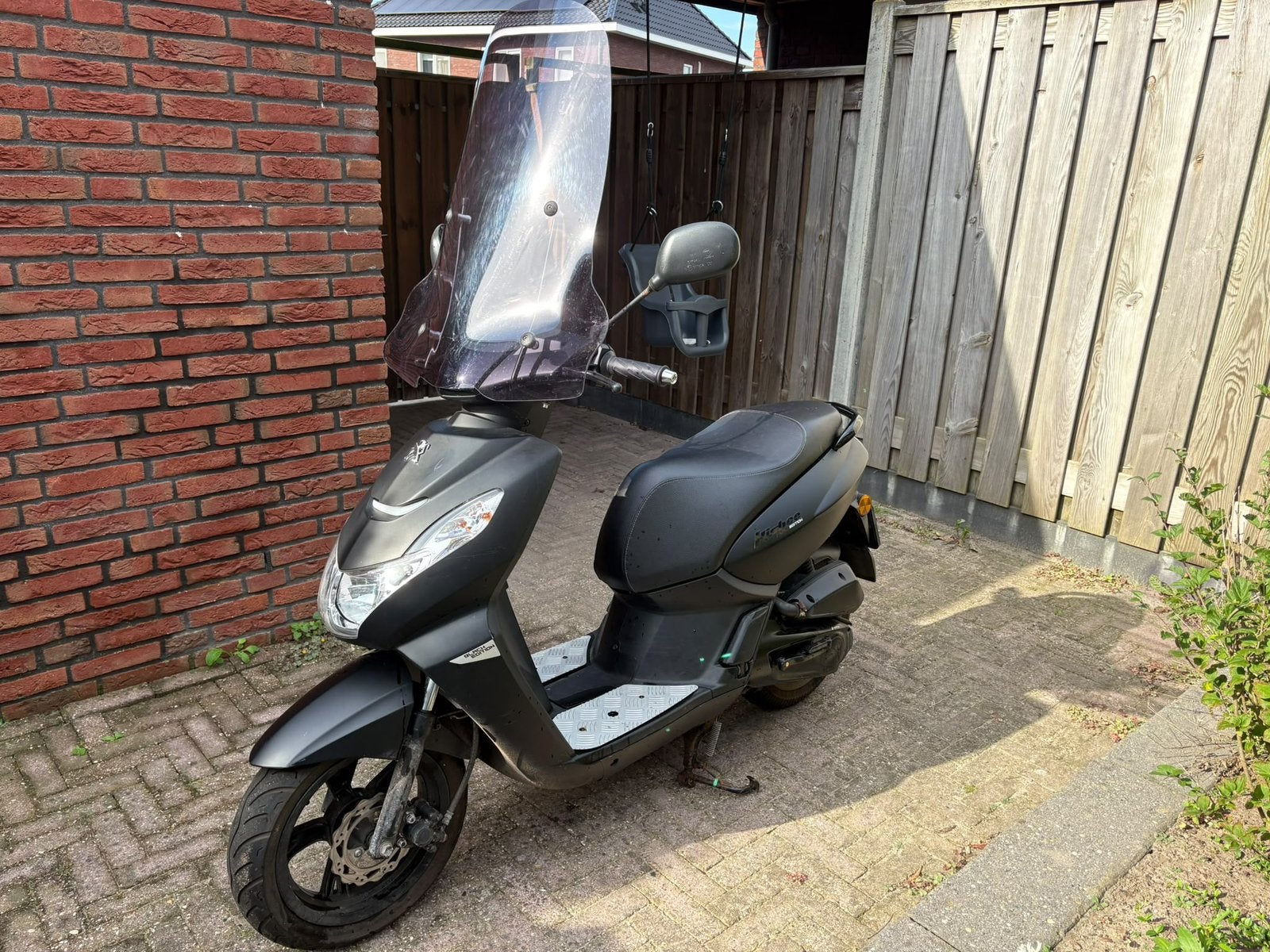 Peugeot Kisbee snorscooter 2020 - zwart - windscherm, Fietsen en Brommers, Ophalen, Gebruikt, Overige modellen, Benzine