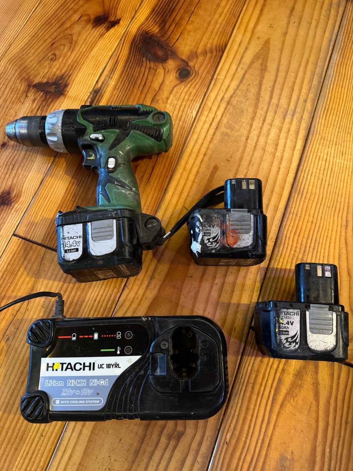 Hitachi Boormachine Set met 3 Accu's en Oplader, Ophalen of Verzenden, Gebruikt, Boormachine