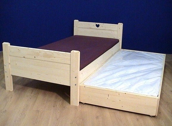 Massief houten bed met een onderschuifbed, Kinderen en Baby's, 85 tot 100 cm, Nieuw, Ophalen of Verzenden, Lattenbodem