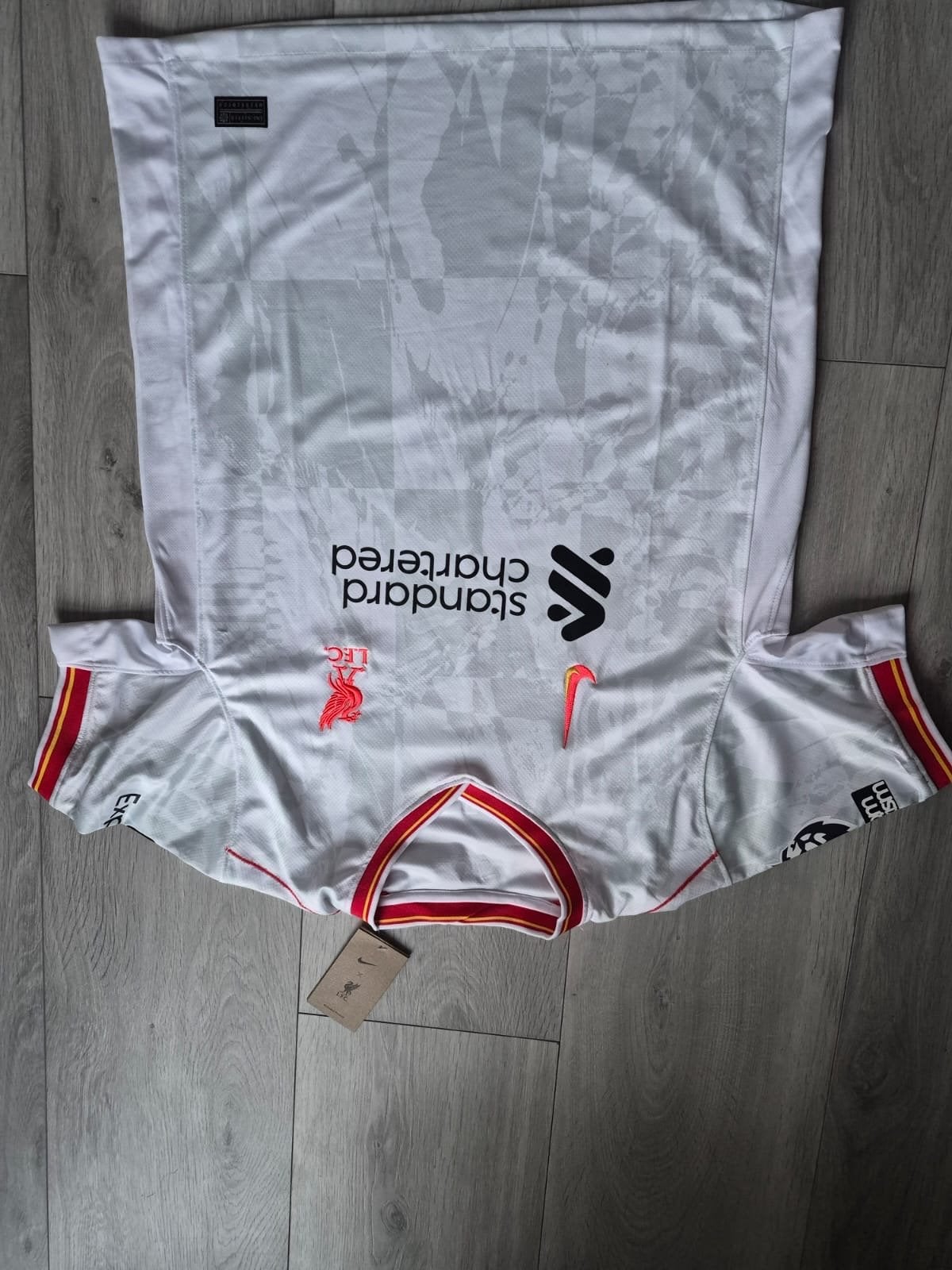 Gesigneerd Gravenberch shirt & Kenny Dalglish armbind, Ophalen of Verzenden, Gebruikt, Buitenlandse clubs, Shirt