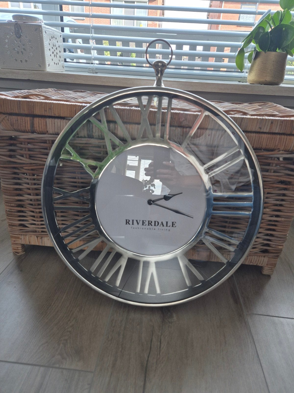 Riverdale Wandklok Luton zilver 50cm - Zo goed als nieuw, Ophalen, Wandklok, Analoog, Werkt op batterijen