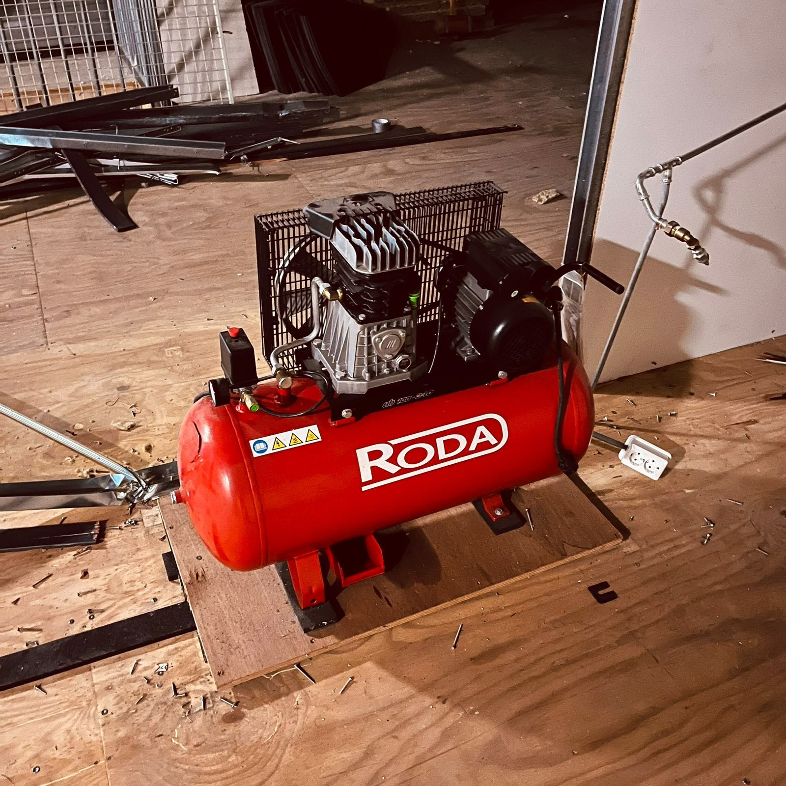 RODA Compressor 100 liter – 2 PK – 10 bar – Werkt goed, 100 liter of meer, Ophalen, Zo goed als nieuw, 200 tot 400 liter/min