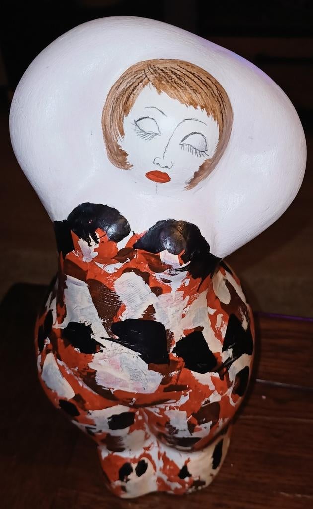 Dikke dame Helen, handgemaakt beeld. 30 cm., Ophalen of Verzenden, Zo goed als nieuw