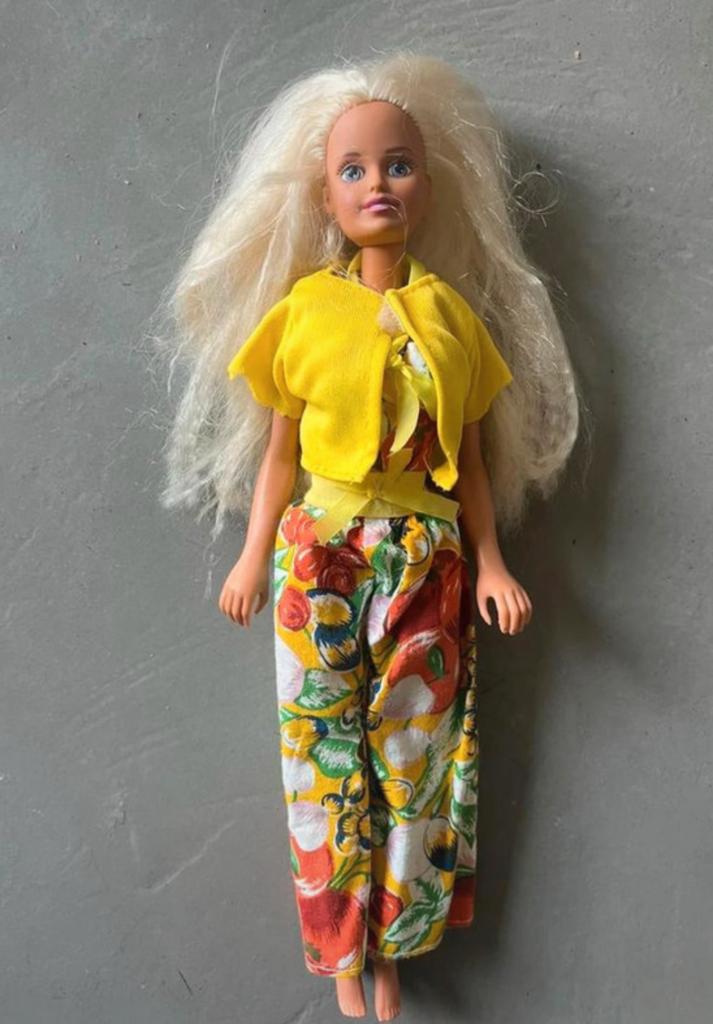Barbie Fashion Doll met Gele Outfit - 1995, Verzamelen, Poppen, Zo goed als nieuw, Ophalen of Verzenden