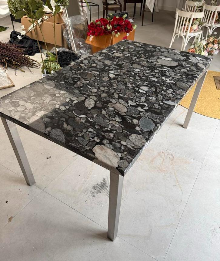 Mooie tafel met roestvrijstalen onderstel en marmeren blad, Gebruikt, Vier personen, Rechthoekig, 50 tot 100 cm