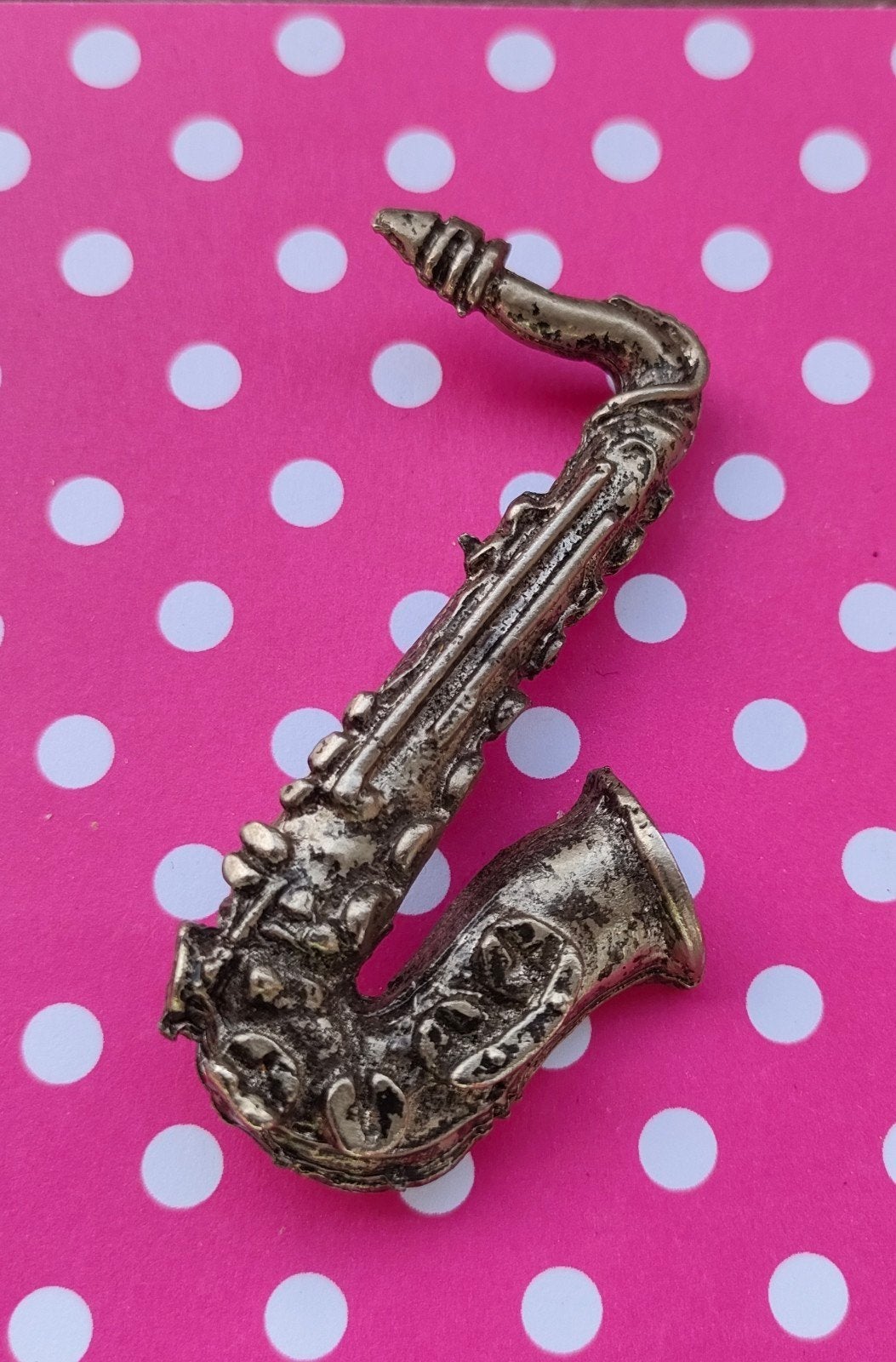 Vintage bewerkte metalen Saxofoon Broche - Muzikaal Sieraad, Ophalen of Verzenden, Gebruikt