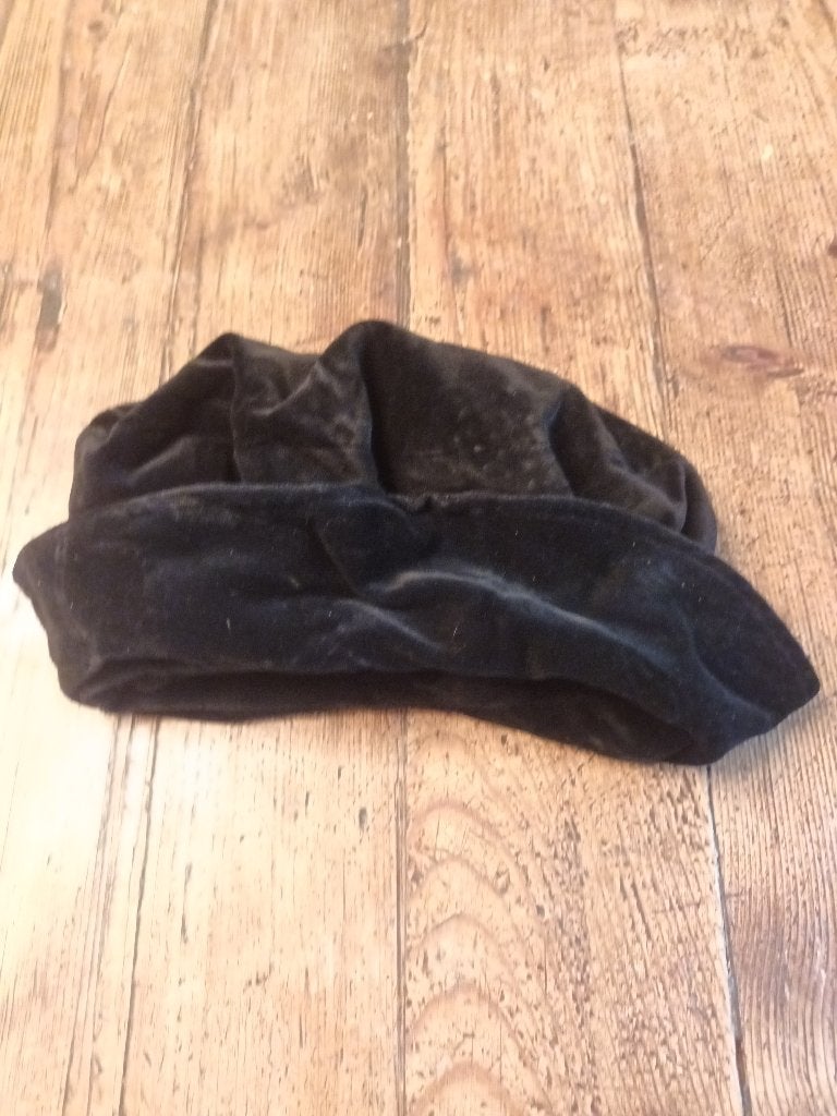 Zwarte fluwelen hoed - Vintage stijl, Ophalen of Verzenden, Zo goed als nieuw, One size fits all, Hoed