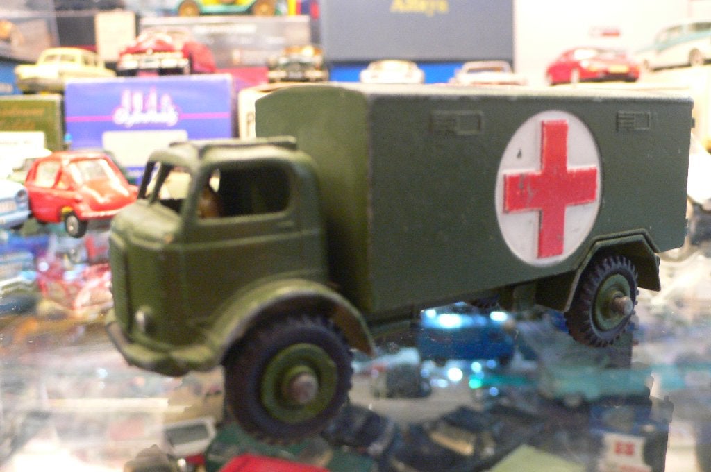 fwd miltaire ambulance - dinky toys engeland 1/43 in netjes-, Verzenden, Gebruikt, Bus of Vrachtwagen, Dinky Toys