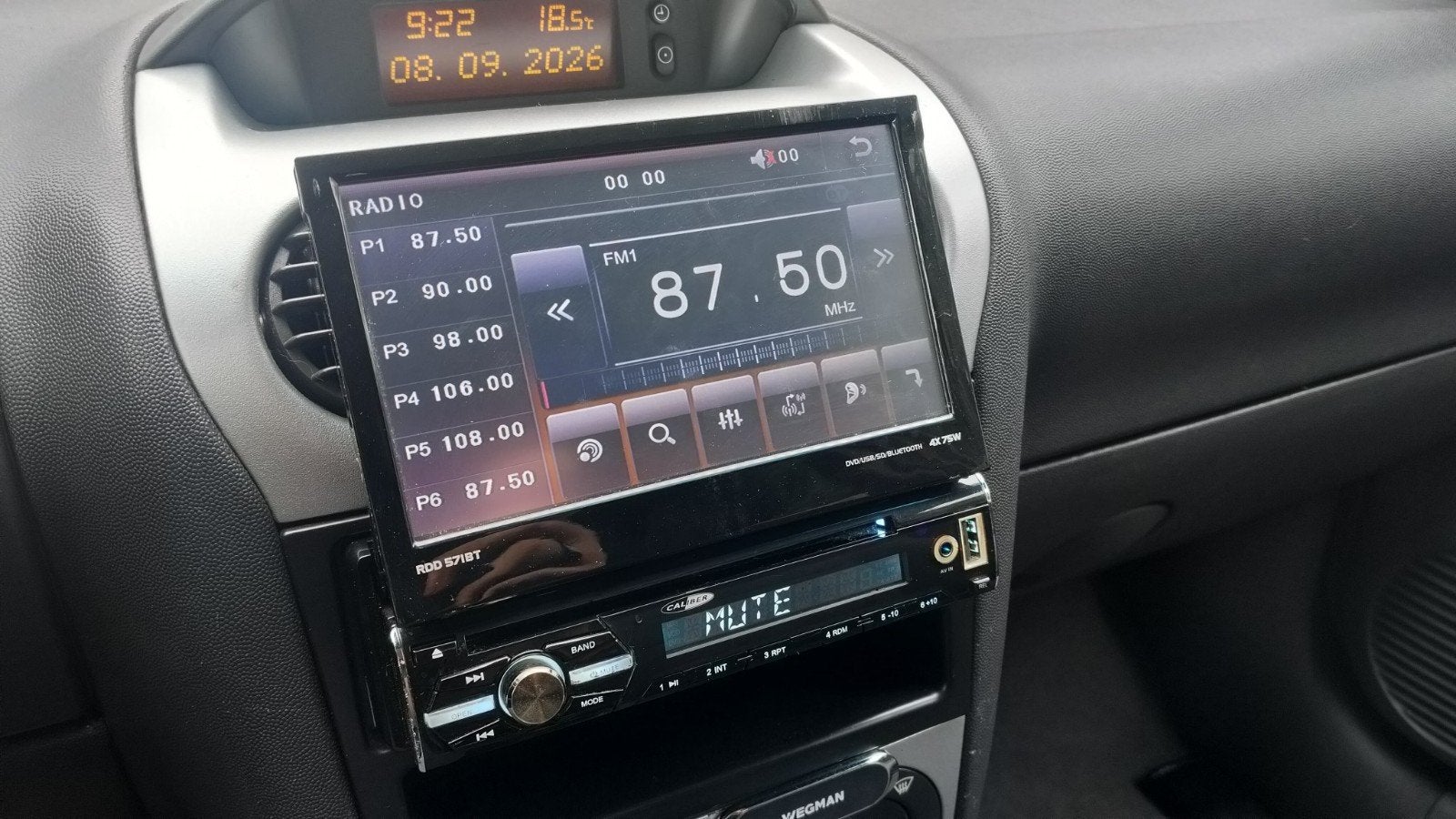 Caliber RDD571BT Autoradio met uitklapbaar scherm, Auto diversen, Ophalen of Verzenden, Gebruikt