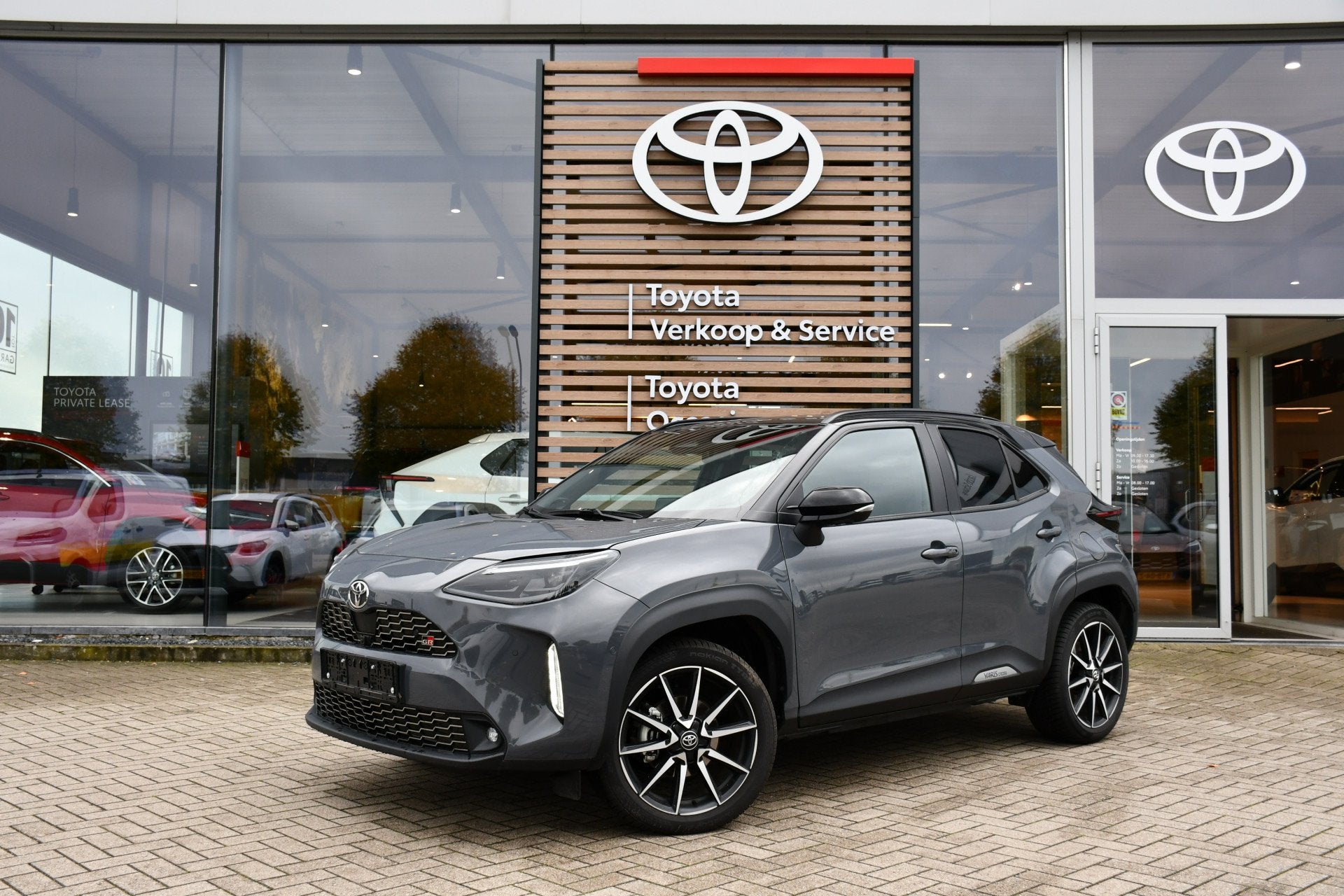 Toyota Yaris Cross 1.5 Hybrid 130 GR SPORT Limited Automaat, Auto's, Gebruikt, Zwart, 1490 cc, Bedrijf