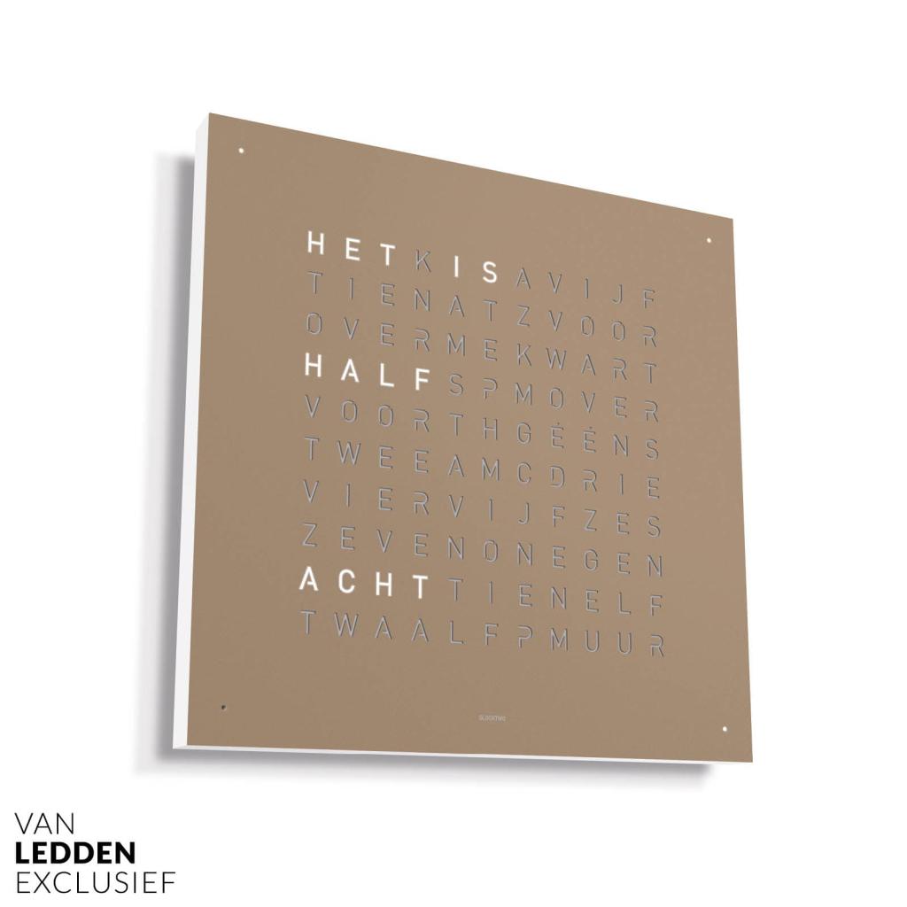 Qlocktwo Earth 45 Hazelnut Woordklok Design klok beige, Huis en Inrichting, Woonaccessoires | Klokken, Digitaal, Overige typen