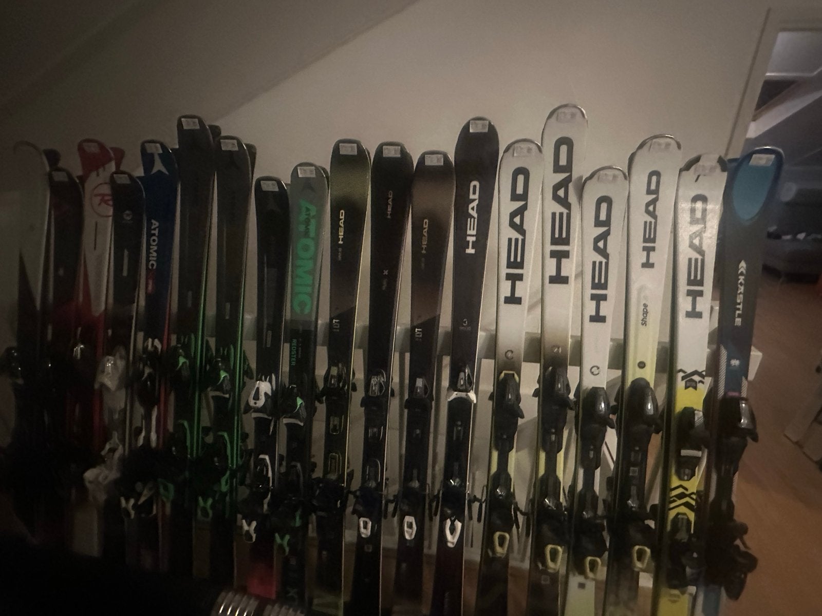 ski's partij (105 paar) + 45 paar stokken, Sport en Fitness, 160 tot 180 cm, Gebruikt, Skiën, Ski's