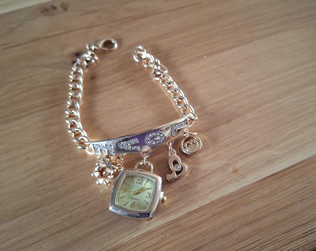 Damesarmbandhorloge met bedeltjes, Ophalen of Verzenden, Overige materialen, Polshorloge, Overige merken
