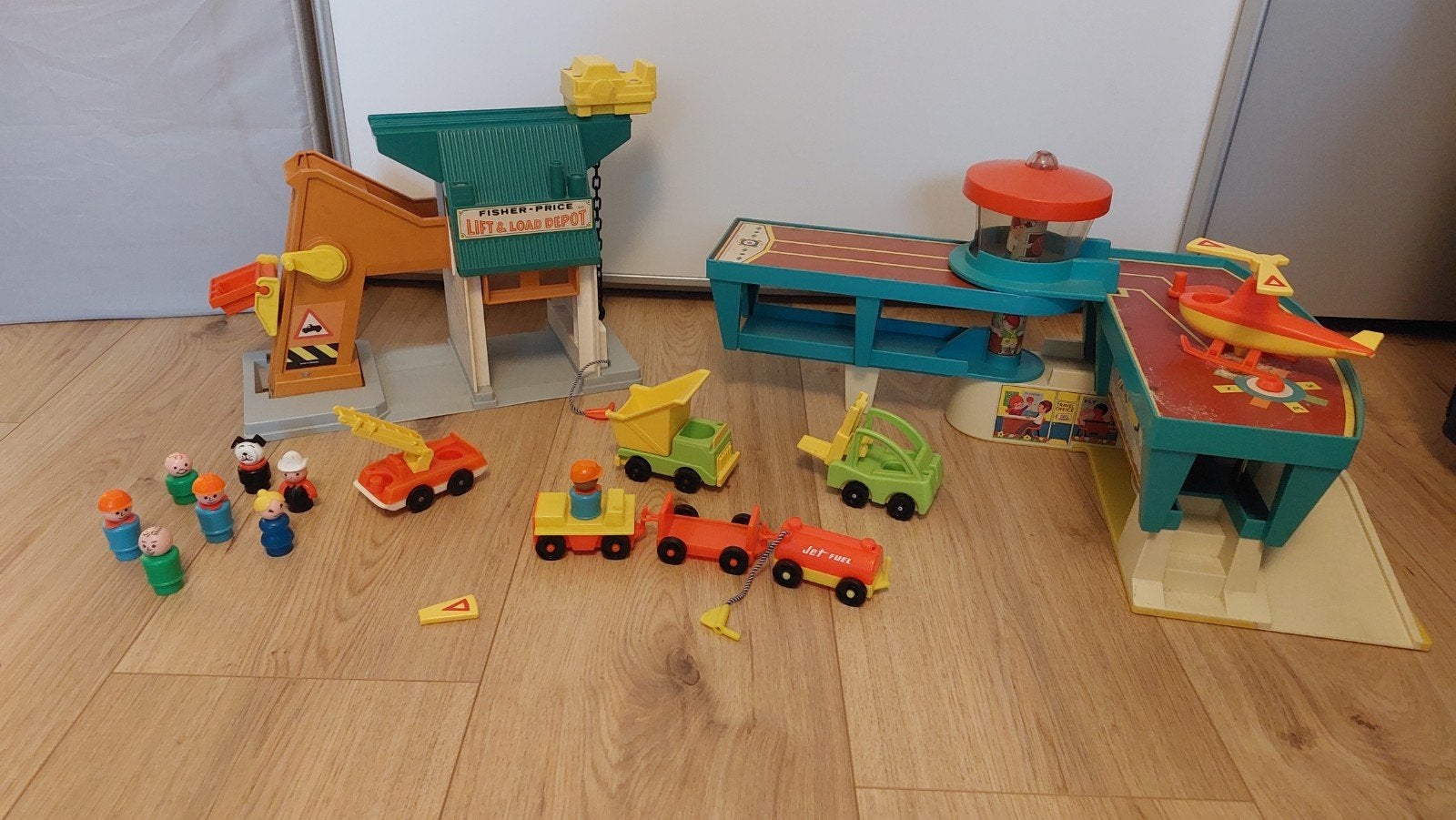 Fisher-Price Vliegveld & Garage met helikopter (defect), Kinderen en Baby's, Speelgoed | Fisher-Price, Ophalen, Gebruikt, Speelset