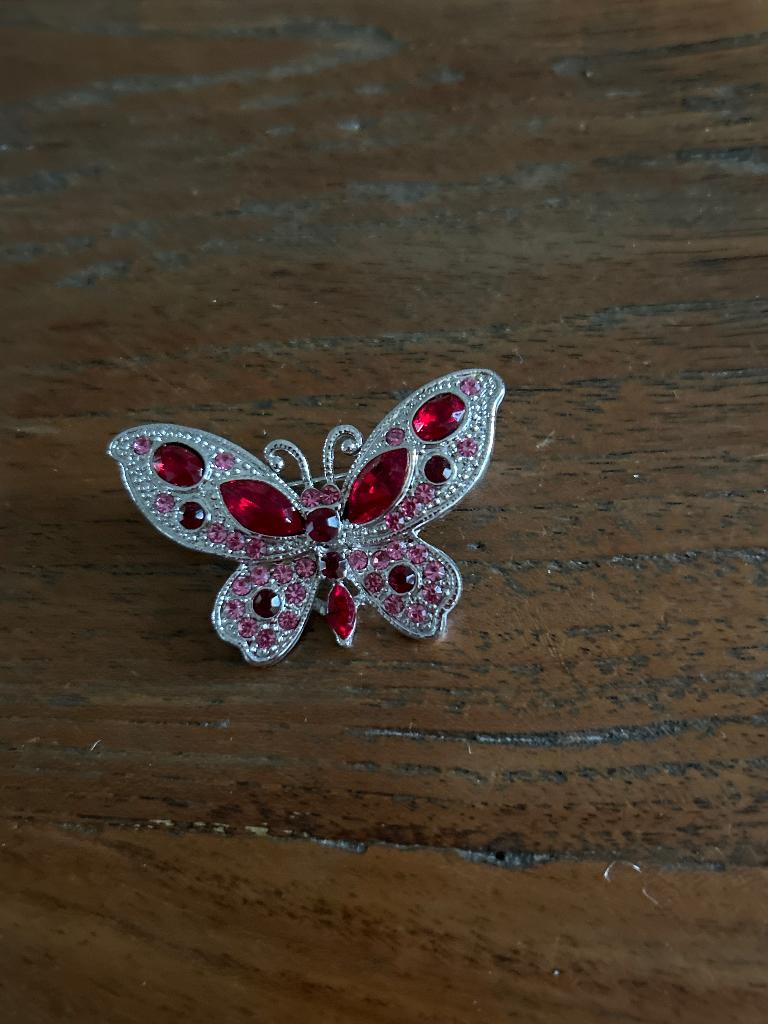 Vlinder broche met rode en roze steentjes, Sieraden, Tassen en Uiterlijk, Broches, Overige materialen, Verzenden, Minder dan 4 cm