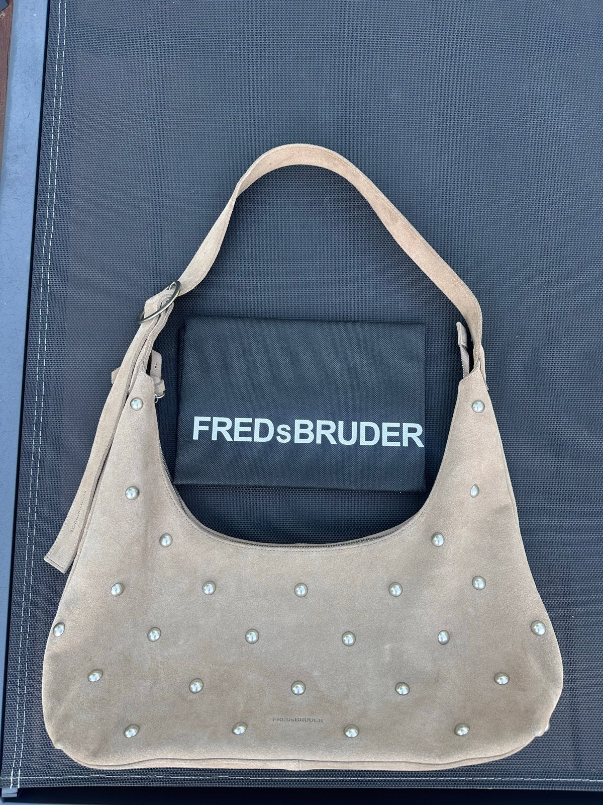 FredsBruder Taupe Suede Tas met Zilveren Studs, Ophalen of Verzenden, Zo goed als nieuw, Beige, Handtas