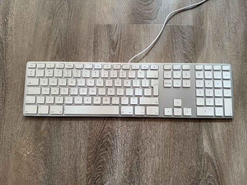 Apple bedraad toetsenbord (A1243), Computers en Software, Ophalen of Verzenden, Zo goed als nieuw, Qwerty, APPLE