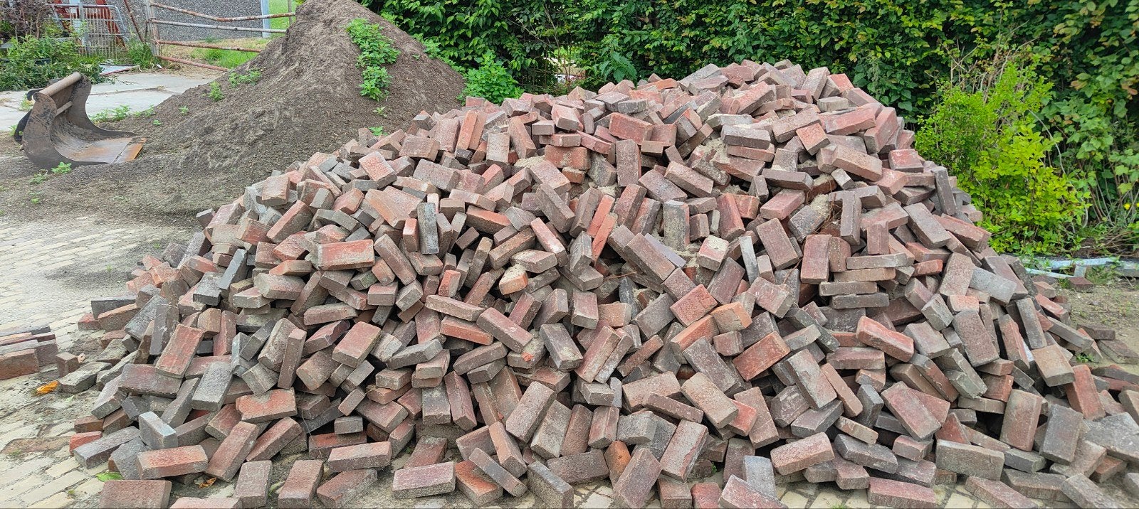 Ruim 50 m2 Gebakken stenen, waalformaat. 20.5x5x10 cm., Tuin en Terras, Ophalen, Gebruikt, 10 m² of meer, Klinkers