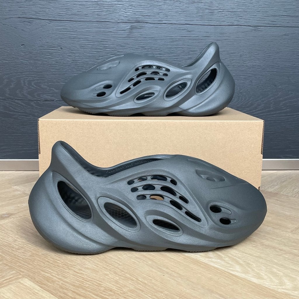 Yeezy Foam RNNR Carbon maat 47 NIEUW, Ophalen of Verzenden, Nieuw, Zwart