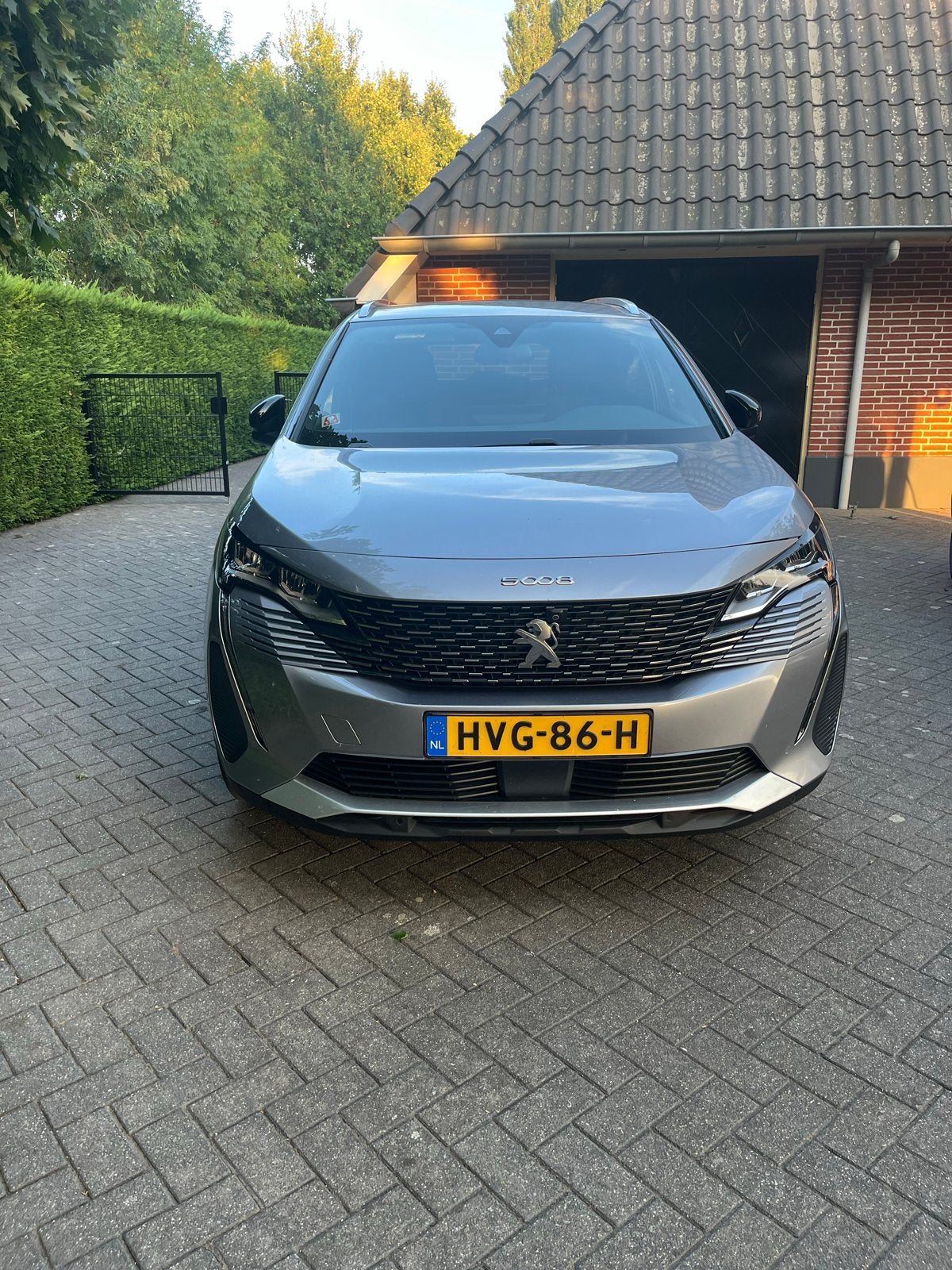 Peugeot 5008 1.2 Hybrid 136pk E-dsc6 2024 Grijs, 136 pk, 1199 cc, 7 stoelen, 3 cilinders