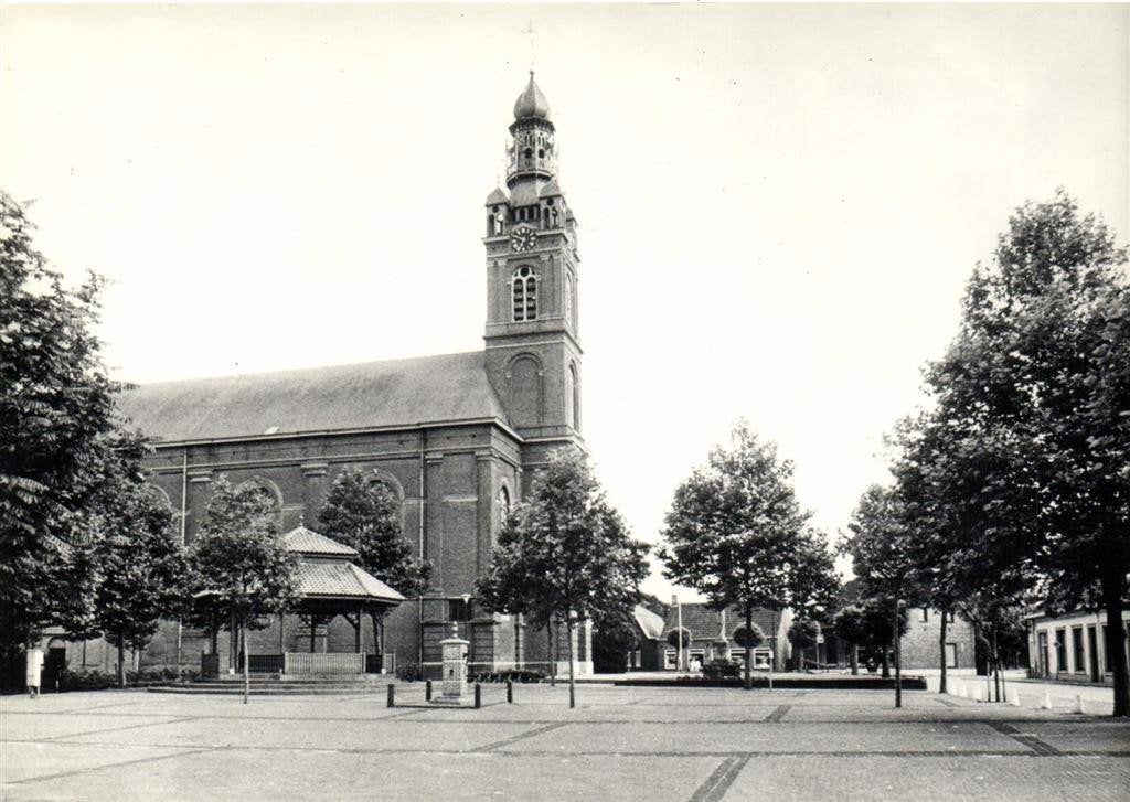 Erp, Hertog Janplein met St. Servatiuskerk, kiosk en dorpspo, Ophalen of Verzenden, 1960 tot 1980, Ongelopen, Noord-Brabant