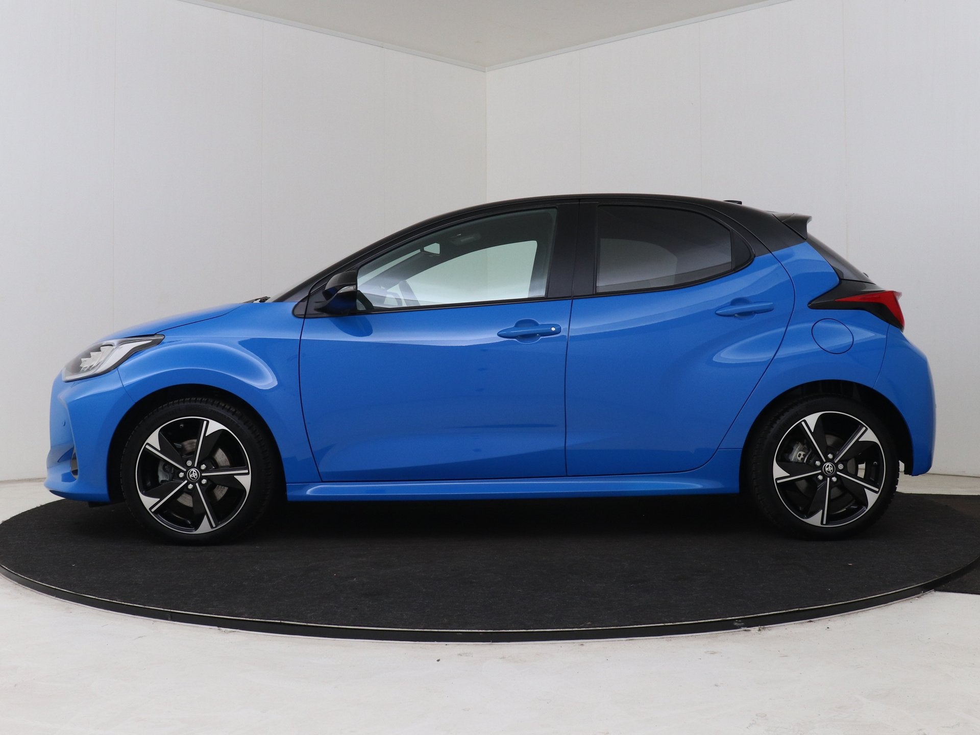 Toyota Yaris 1.5 Hybrid 130 Launch Edition | NL dealeronderh, Auto's, 12 maanden, 450 kg, Gebruikt, Blauw