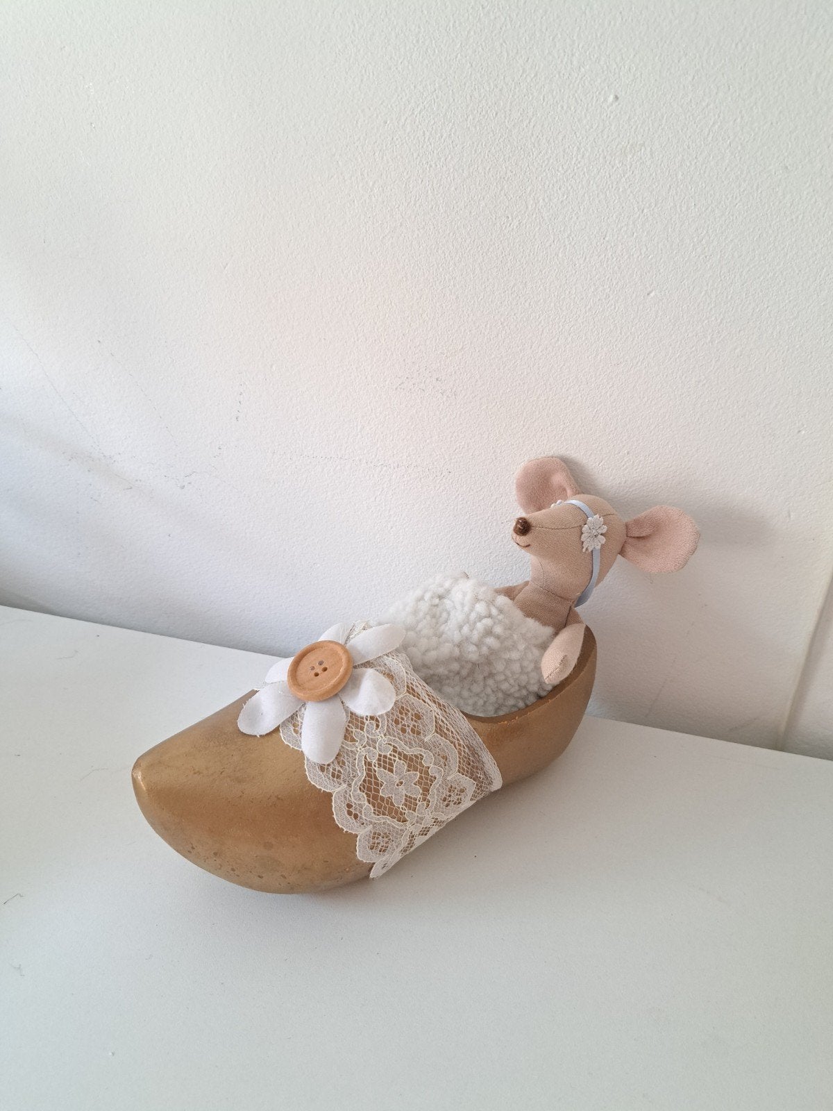 Gouden houten klomp bedje met deken voor maileg muis, Ophalen of Verzenden, Gebruikt, Meubelstuk of Keukentje