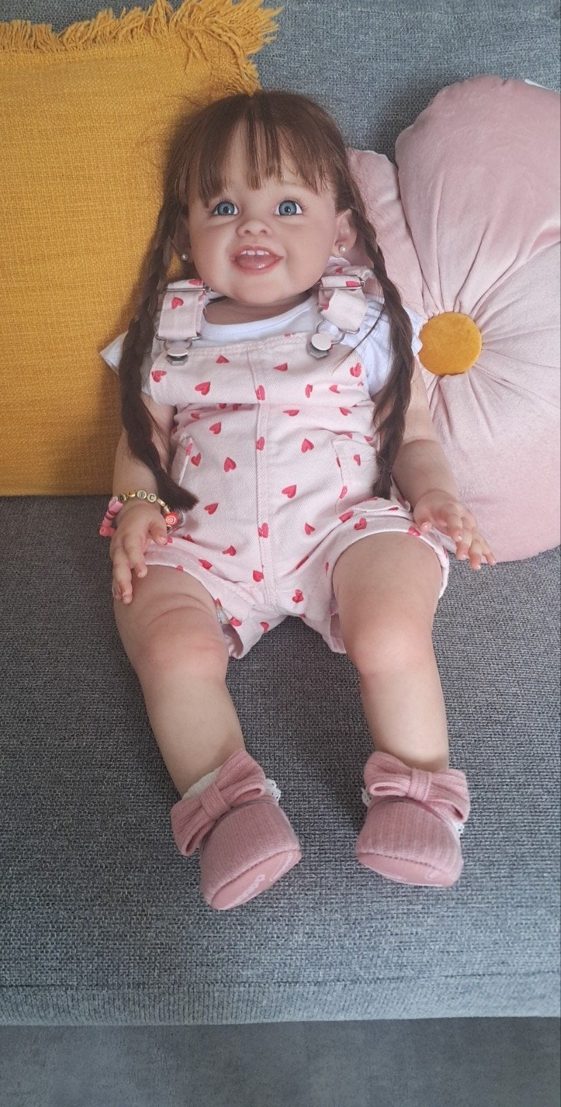 Mooie babypop met stoffen lijfje en oorbelletjes, Ophalen of Verzenden, Gebruikt, Babypop, Levensecht of Reborn