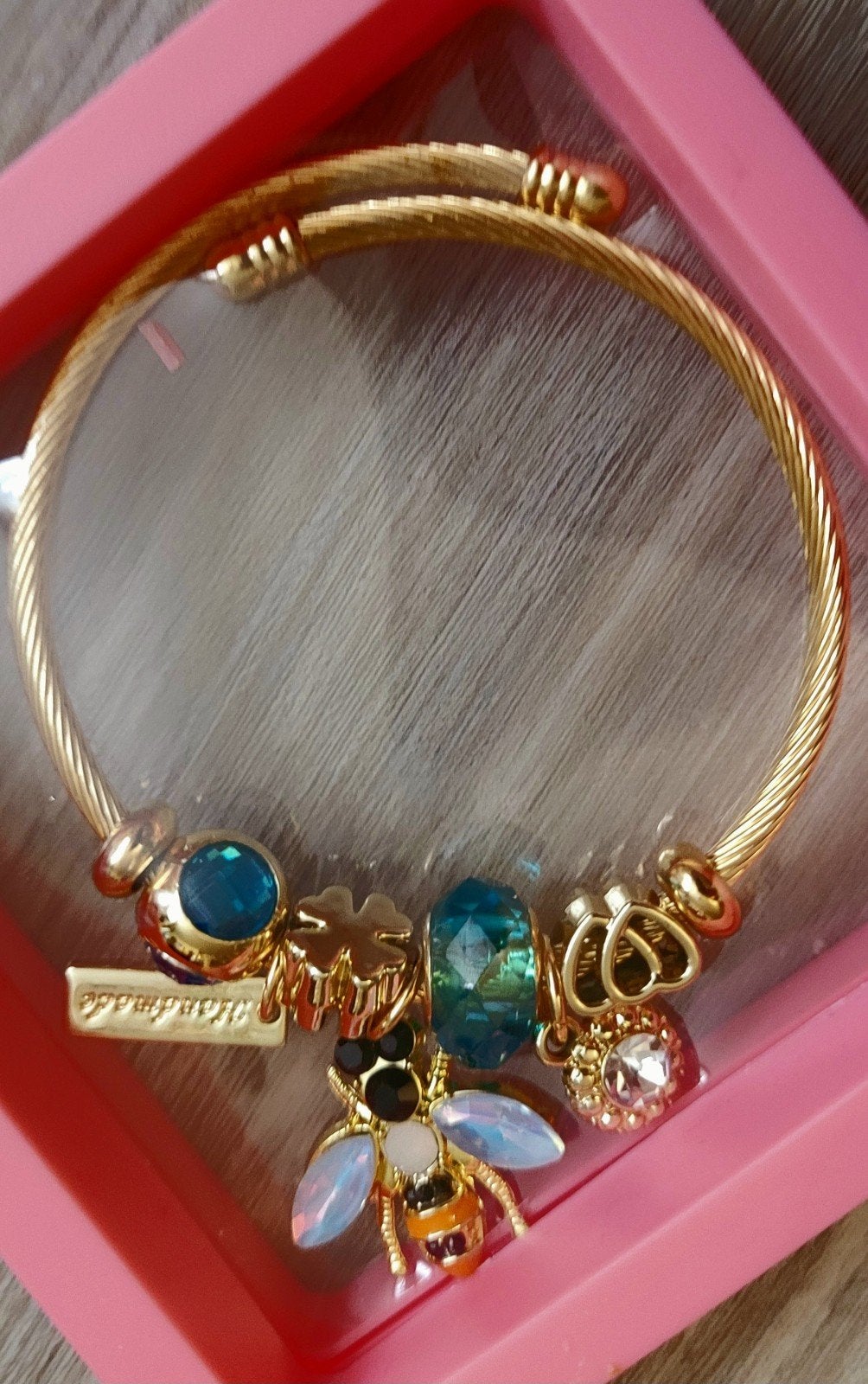Gouden armband met bedels en kristallen, Overige materialen, Nieuw, Goud, Met bedels of kralen