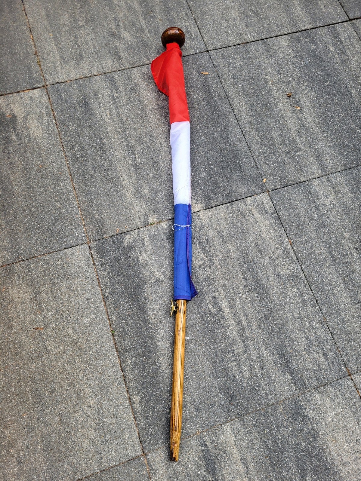 vlaggenstok met vlag, Ophalen