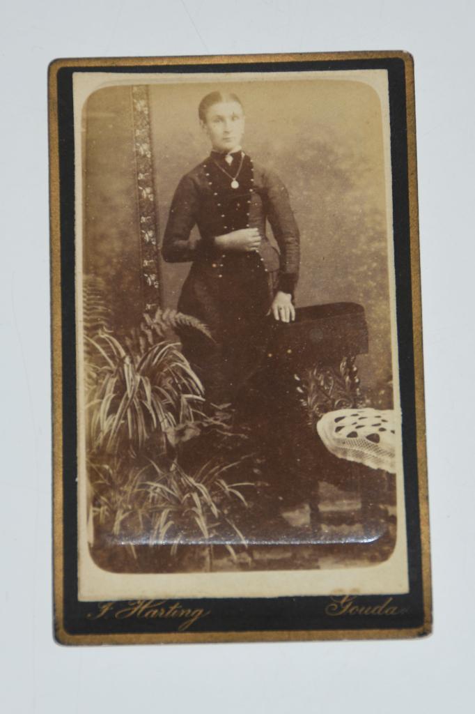 Antieke foto vrouw 1880 Harting Gouda Carte de Visite CDV, Verzamelen, Verzenden, Voor 1940, Gebruikt, Overige onderwerpen