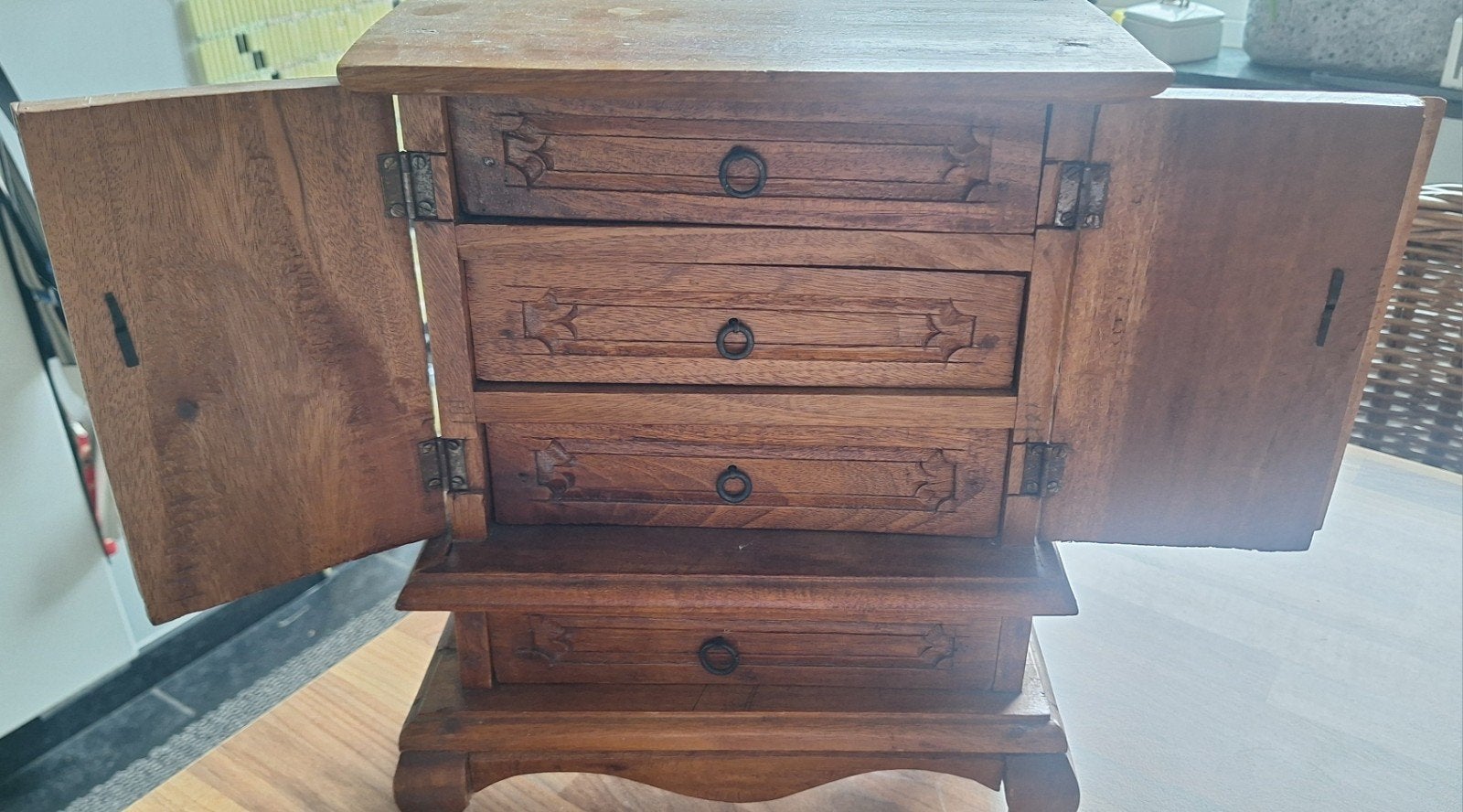 Kastje, gaaf, klein en  hout. Afm  38 cm hoog en 31 br, Antiek en Kunst, Ophalen