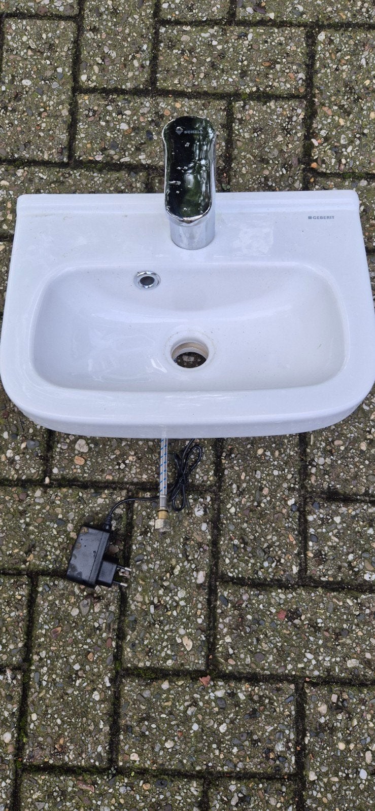 Geberit fontein met Schell infrarood kraan (40x30 cm), Ophalen, Zo goed als nieuw, Chroom, Wastafel