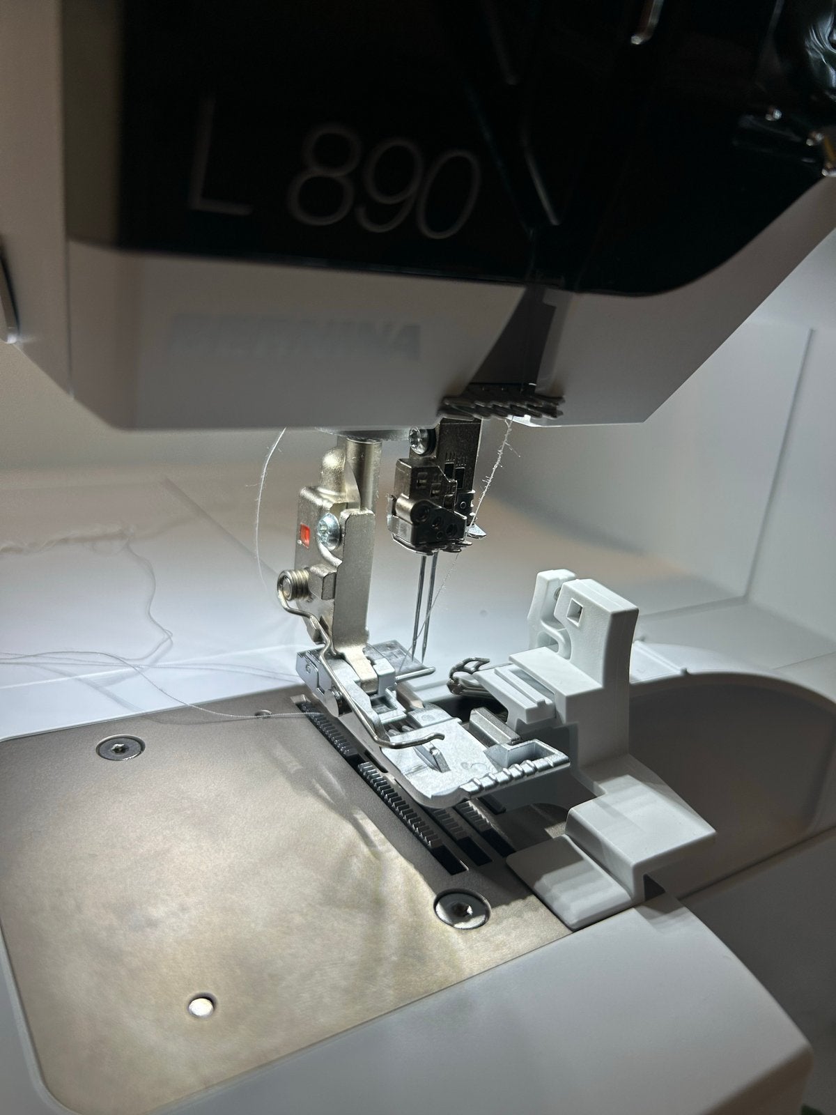 Bernina L890 Lockmachine - Zo goed als nieuw, Ophalen, Zo goed als nieuw, Lockmachine, Bernina